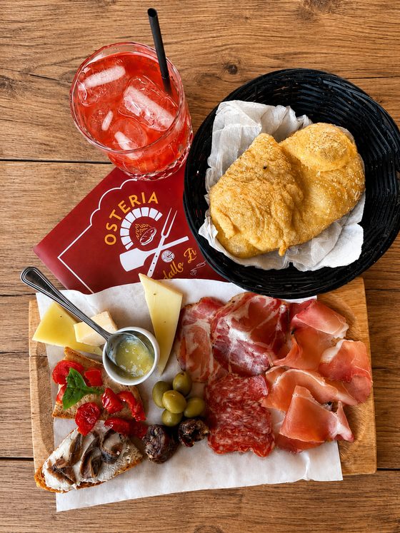 Tagliere di salumi e formaggi con fritti caldi e aperitivo rosso