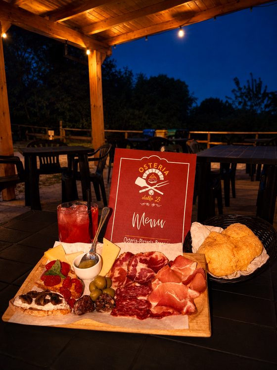 Tagliere di salumi e formaggi con coccole fritte e aperitivo, nel dehors all'ora blu