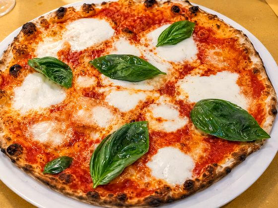 Margherita con mozzarella di bufala e basilico, dal bordo leopardato