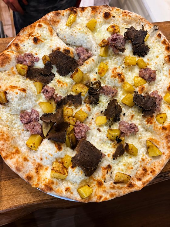 Pizza bianca con patate, salsiccia e tartufo