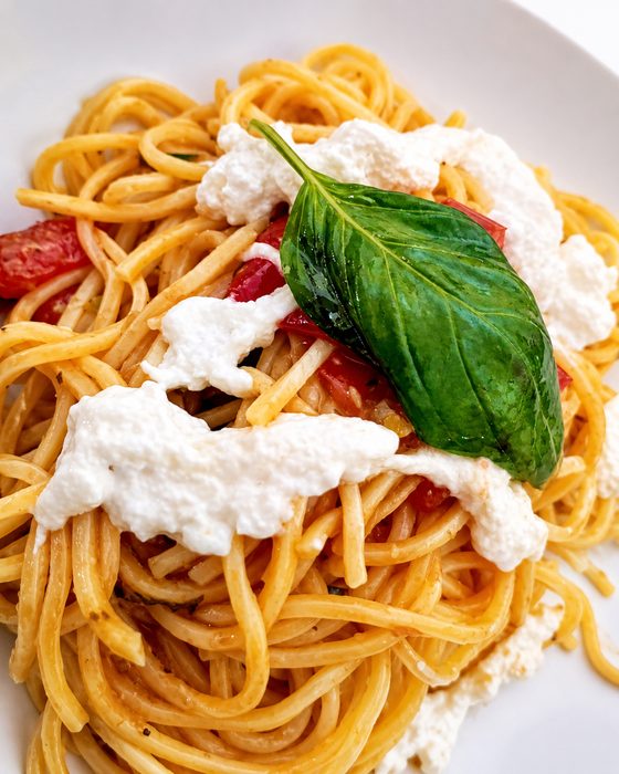 Spaghetti al pomodoro con basilico e crema di formaggio